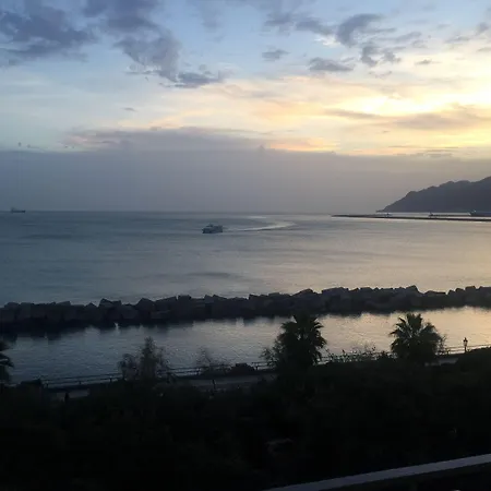 Di Mare E D'azzurro 住宿加早餐酒店 萨莱诺