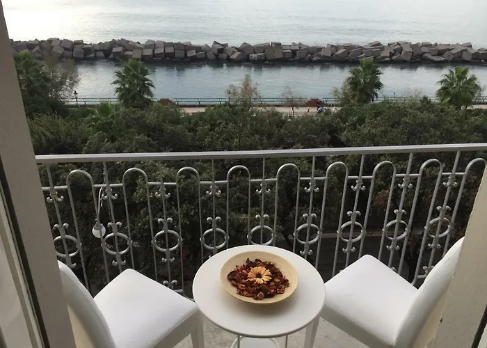 住宿加早餐酒店 Di Mare E D'azzurro 萨莱诺