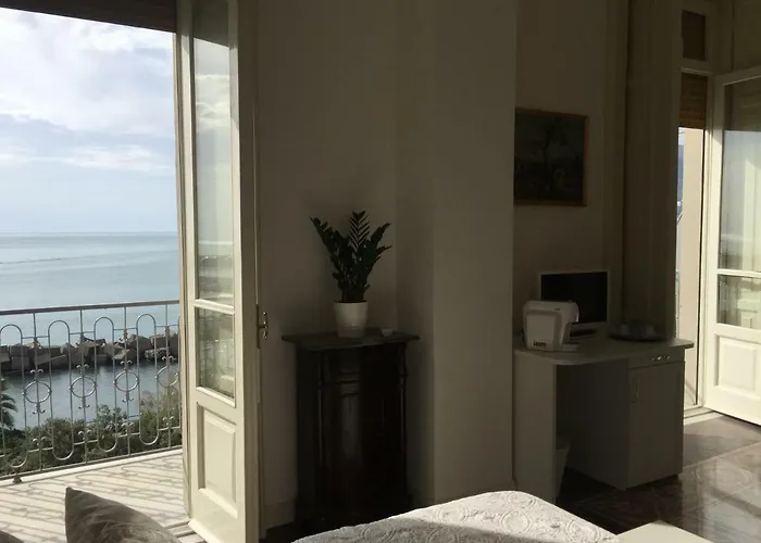 Di Mare E D'azzurro 住宿加早餐酒店 萨莱诺